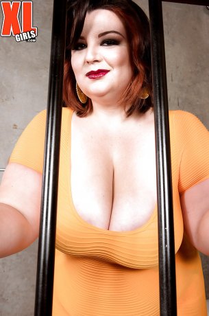 Брюнетка-толстушка Люси Ленор освобождает огромные хуи для игры с сосками в тюремной камере 1