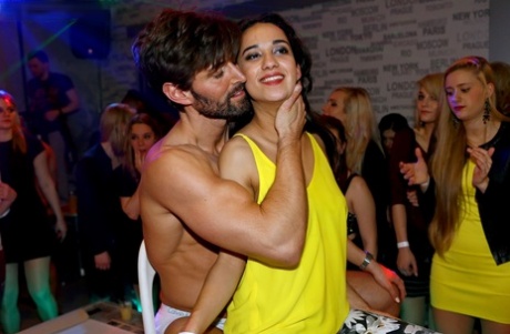 Европейские женщины не могут устоять перед крепкими членами мужчин-стриптизерш 1