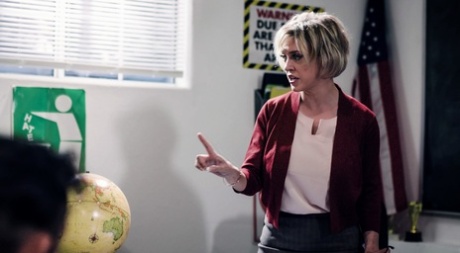 Зрелую учительницу блондинку Ди Уильямс трахают толпой ее ученики 2