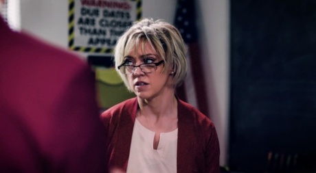 Зрелую учительницу блондинку Ди Уильямс трахают толпой ее ученики 3