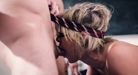 Зрелую учительницу блондинку Ди Уильямс трахают толпой ее ученики 9