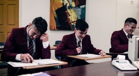 Зрелую учительницу блондинку Ди Уильямс трахают толпой ее ученики 1