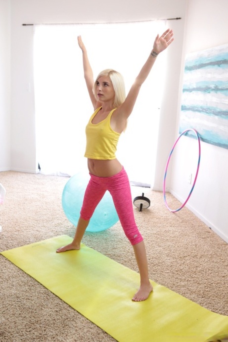 Гибкая молодая йогиня Пайпер Перри демонстрирует свои навыки ловкости с большим членом 2