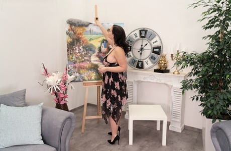 Пухленькая брюнетка София Ли кончает сверху во время полового акта 1